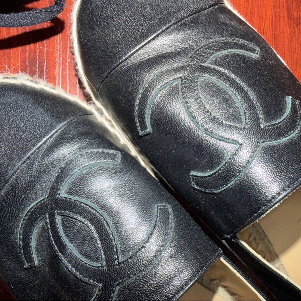 CHANEL Elegant Black Loafers